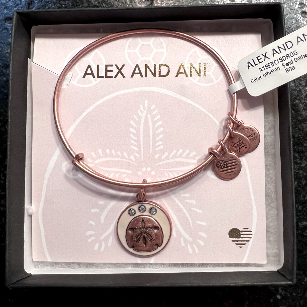 NWT! 🌴 Alex and Ani sand dollar bracelet with tag.